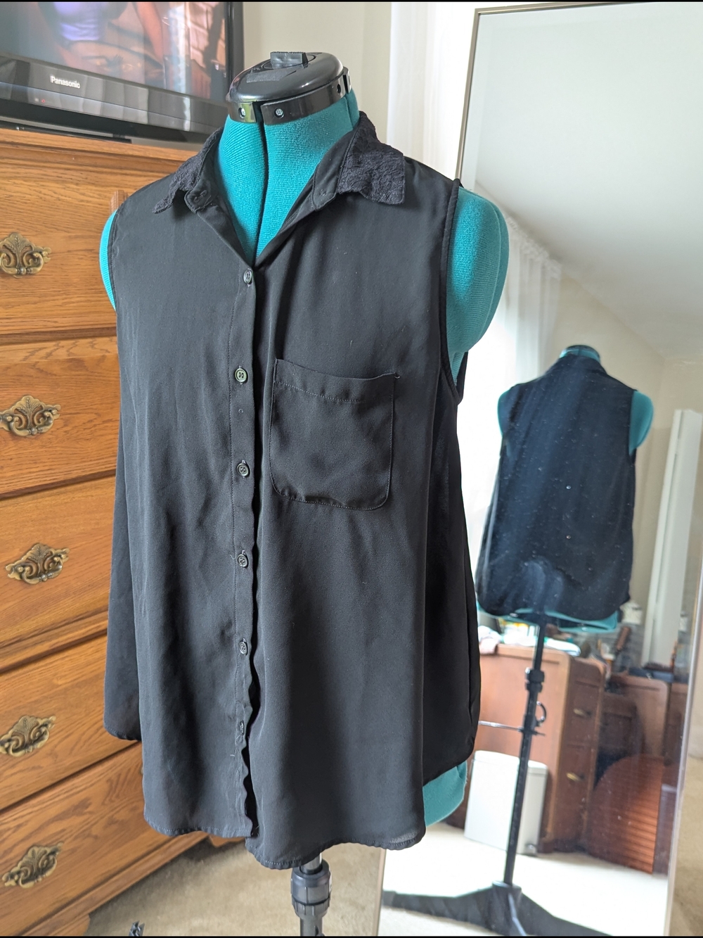 Women's Sleeveless Chiffon Button Front Shirt - Black